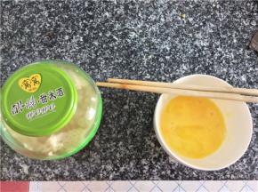 鸡蛋打散，和醪糟一起备好
