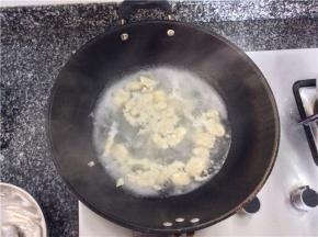 起锅加清水，煮开后用勺子刮面团，刮成条状即可