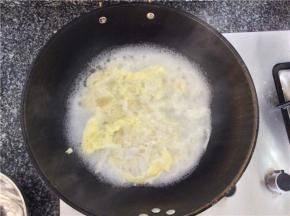 面疙瘩放入后煮2分钟，倒入打散的鸡蛋，再煮30秒就可关火