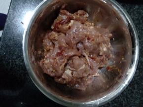 瘦肉切成丝，用豆瓣酱拌匀