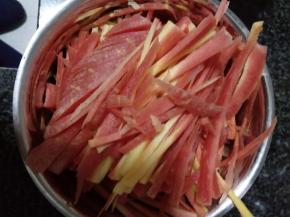 胡萝卜洗净切丝备用