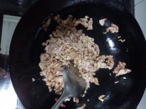 锅中热油，把瘦肉倒入锅中快炒，炒好后起锅装盘