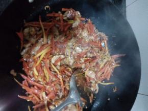 胡萝卜丝炒断生后，将炒好的瘦肉丝倒入锅中，放适量的盐，炒匀后出锅