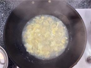 关火前加入1勺醪糟，捞出撒上白糖，一碗懒人早餐就做好了