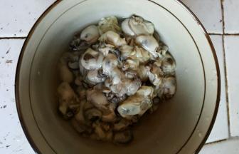 把买回来的牡蛎肉洗干净备用