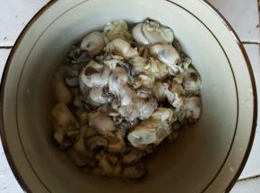 把买回来的牡蛎肉洗干净备用