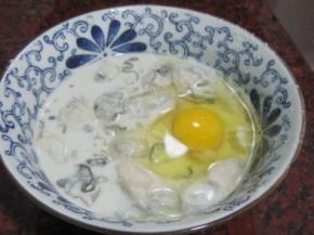 鸡蛋打散，加入适量面粉和凉开水搅拌，放入牡蛎调和均匀