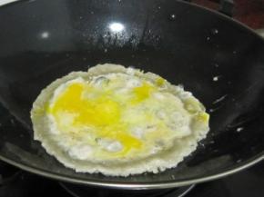 热锅热油，把搅拌好的牡蛎倒入锅中小火慢煎