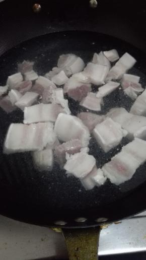 五花肉冷水下锅，倒入料酒，水开后接着煮1分钟，五花肉捞出控干水分