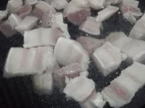 五花肉冷水下锅，倒入料酒，水开后接着煮1分钟，五花肉捞出控干水分