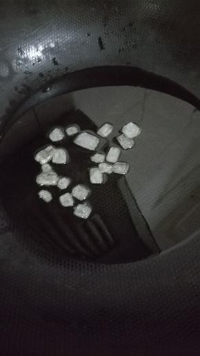 锅内放油，冷油放入冰糖