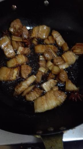 放入五花肉翻炒至均匀上色