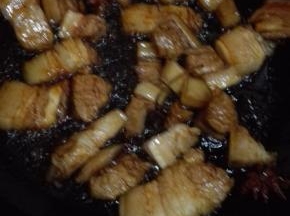 放入五花肉翻炒至均匀上色