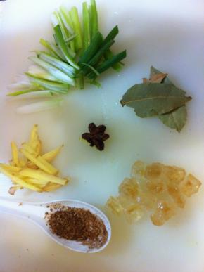 姜丝、葱段、香叶、黄冰糖、八角、胡椒粉等配料准备齐全