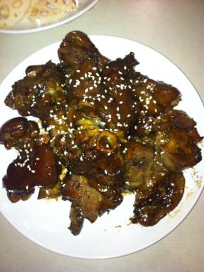 猪蹄煮烂后小火收汁，出锅淋上香油和芝麻提香