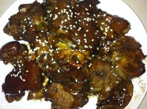 猪蹄煮烂后小火收汁，出锅淋上香油和芝麻提香