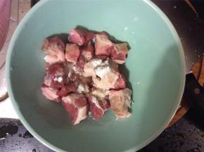 五花肉洗好后切成小块，撒上盐、料酒、生粉搅拌均匀，腌15-20分钟左右