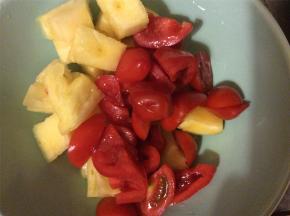 菠萝同样切成小块，用淡盐水浸泡，去除涩味；圣女果洗好后切块