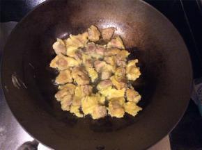 锅中放入适量食用油，油热后转中火，把调和好的五花肉倒入锅中炸，炸成型后转小火炸熟，而后捞出沥油；肉凉了之后再入油锅大火炸过，保证表皮酥脆