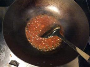 锅清洗后倒入适量的番茄酱，加入白醋、糖和水淀粉熬成酱汁