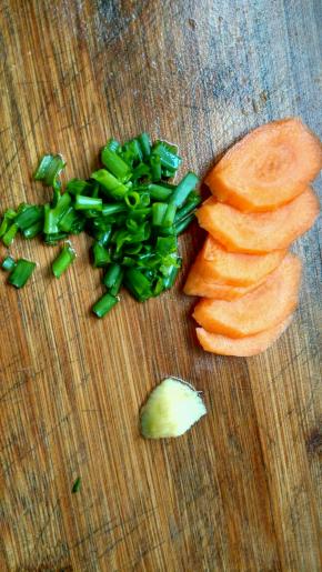 胡萝卜切片，葱切末，生姜切丝，小青菜洗净备用，另准备鸡蛋一个。