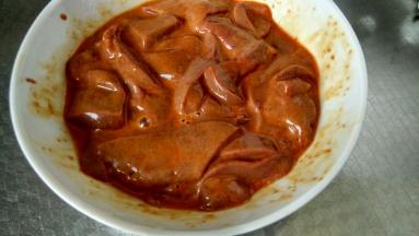 猪肝冲洗干净，切片装碗，调入食盐、生抽，抓揉入味再淋入少许色拉油拌一拌，加入适量生粉抓揉将味封住