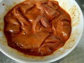 猪肝冲洗干净，切片装碗，调入食盐、生抽，抓揉入味再淋入少许色拉油拌一拌，加入适量生粉抓揉将味封住