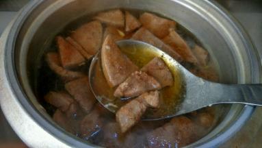 起锅烧水，略微开后就嗑入一个鸡蛋，待鸡蛋成型水再次开后，用筷子轻轻将腌制的猪肝划拉进开水里，不用搅拌，等再次煮开后用汤勺轻轻推开再煮三分钟，调入需要的食盐略煮一分钟就好了