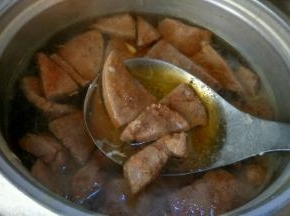 起锅烧水，略微开后就嗑入一个鸡蛋，待鸡蛋成型水再次开后，用筷子轻轻将腌制的猪肝划拉进开水里，不用搅拌，等再次煮开后用汤勺轻轻推开再煮三分钟，调入需要的食盐略煮一分钟就好了
