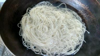 另备一锅水烧开，将细水面放入沸水中加盖煮开