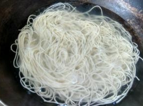 另备一锅水烧开，将细水面放入沸水中加盖煮开