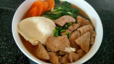 将面条捞出去水搁入碗里，依次序把胡萝卜、小青菜、鸡蛋码放在面条上，再淋上一勺浓郁的猪肝汤，撒上少许葱花，一碗香喷喷的鸡蛋猪肝面就好了