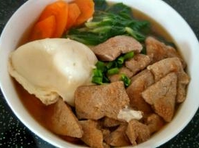 将面条捞出去水搁入碗里，依次序把胡萝卜、小青菜、鸡蛋码放在面条上，再淋上一勺浓郁的猪肝汤，撒上少许葱花，一碗香喷喷的鸡蛋猪肝面就好了