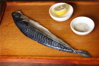 备好原料，在事先处理好的半条靖鱼上洒满胡椒盐（可根据自己口味调节）
