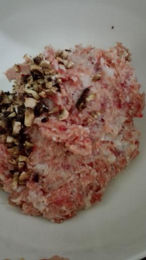 猪肉洗净之后剁成肉馅，也可以买肉的时候让老板帮你剁好