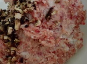 猪肉洗净之后剁成肉馅，也可以买肉的时候让老板帮你剁好