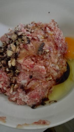 猪肉馅放入生抽，老抽，胡椒粉，料酒和适量的盐