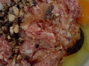 猪肉馅放入生抽，老抽，胡椒粉，料酒和适量的盐