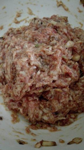 打入一个鸡蛋，将肉馅顺时针搅拌均匀，多搅拌一会让肉馅更有弹性