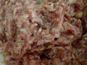 打入一个鸡蛋，将肉馅顺时针搅拌均匀，多搅拌一会让肉馅更有弹性