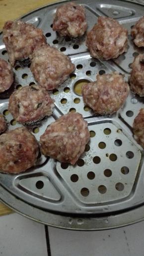 戴上1次性手套，将肉馅握在手中，让肉馅从虎口中挤成肉丸