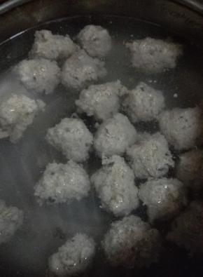 锅内放水，加姜片煮开，放入丸子，丸子都飘起来说明煮好了