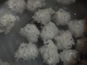 锅内放水，加姜片煮开，放入丸子，丸子都飘起来说明煮好了