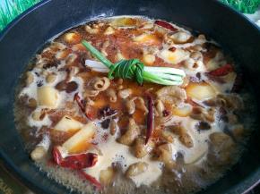 放土豆进去一起炒1分钟后，加入水没过菜，丢一把打结的小葱，盖上盖子，烧十五分钟左右，中途揭盖翻一次菜