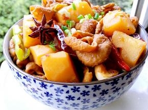 煮上十五分钟，加适量盐和鸡精起锅装盘