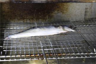 然后放入烤箱五分钟，待靖鱼的两面色泽金黄