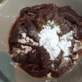 猪肝提前用清水加适量白醋泡上至少2小时，中途换几次水。泡好的猪肝切成片，用水洗干净血水。加适量酱油，盐，米酒，盐，生粉对猪肝片进行腌制