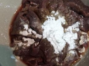 猪肝提前用清水加适量白醋泡上至少2小时，中途换几次水。泡好的猪肝切成片，用水洗干净血水。加适量酱油，盐，米酒，盐，生粉对猪肝片进行腌制