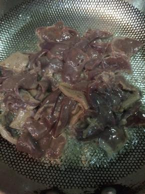 油热后下入腌制好的猪肝，滑炒一下