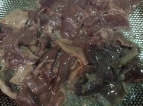 油热后下入腌制好的猪肝，滑炒一下